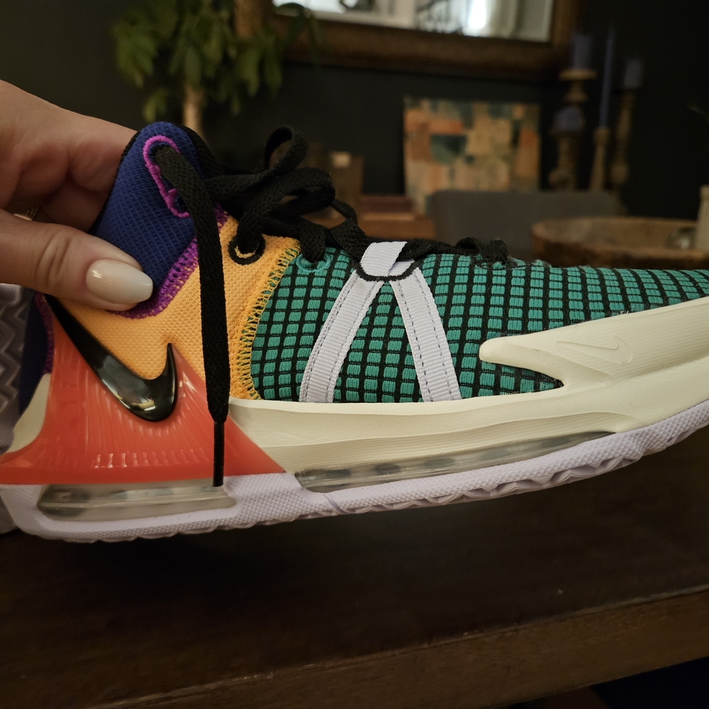 Nike Kids LeBron Shoes Like New 7.5 - Picture 3 of 5